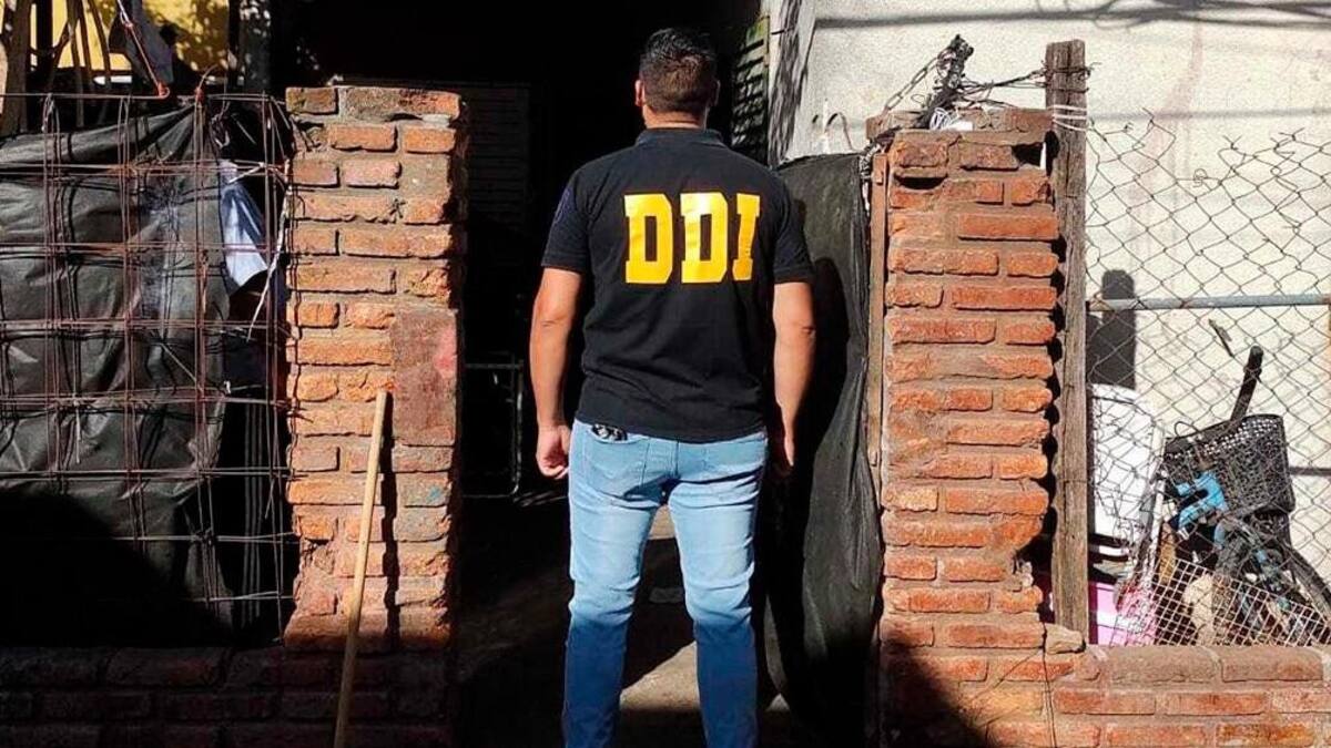 Investigan a una banda de sextorsión con falsos policías y el argumento de una red de trata