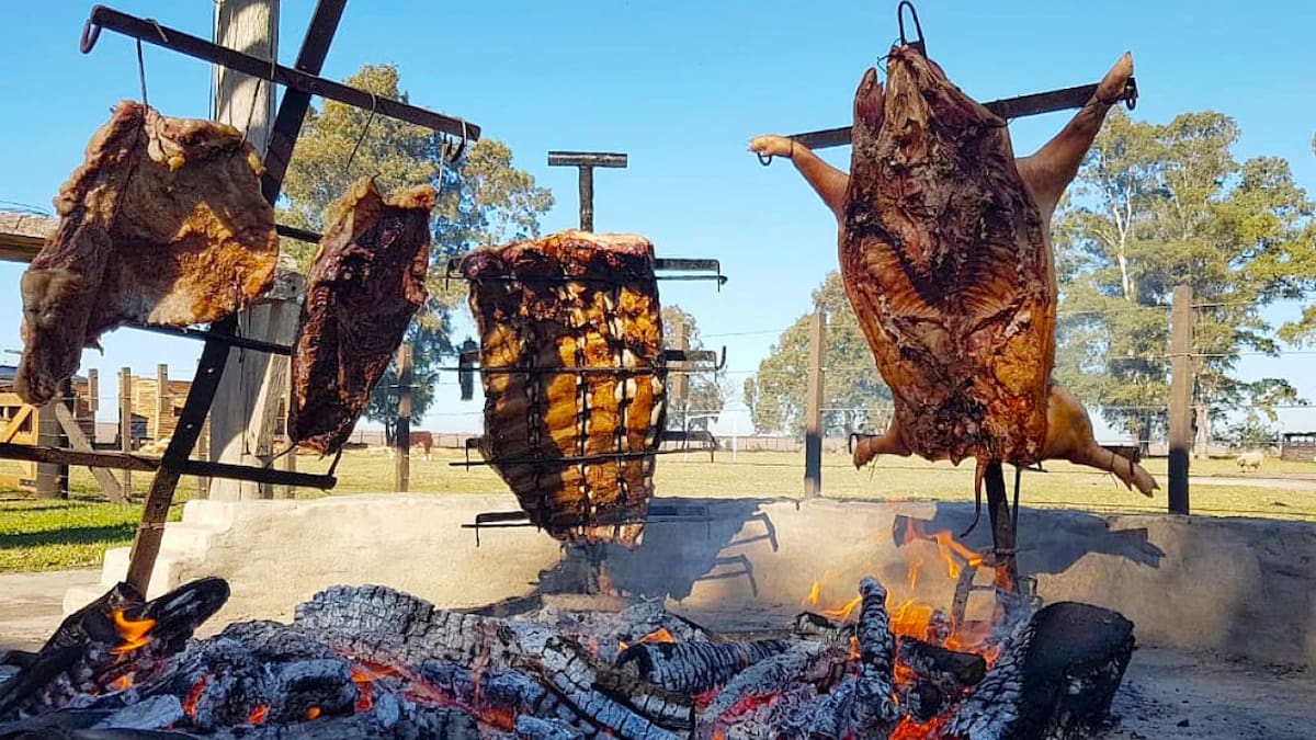 Uno de los pueblos más lindos de Argentina enamora con su asado a la estaca: dónde queda este paraje lleno de tradición y sabor