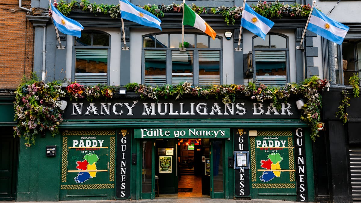 Banderas argentinas y Maradona en Belfast: el pub irlandés que alienta contra Inglaterra