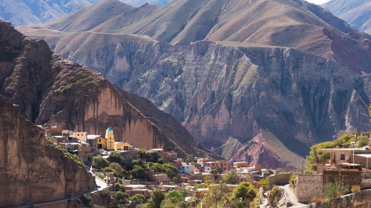El destino argentino que recuerda a los pueblos más remotos de España: está a 2.700 metros de altura y se encuentra entre enormes barrancas