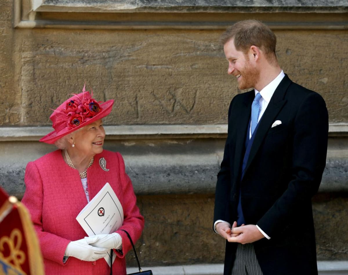 Isabel II y Harry en una boda_Reuters