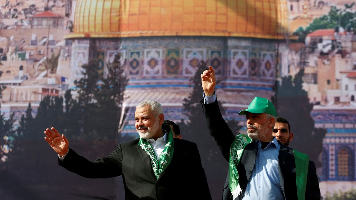 Ismael Haniyeh junto al jefe en Gaza de Hamás. Foto: Reuters