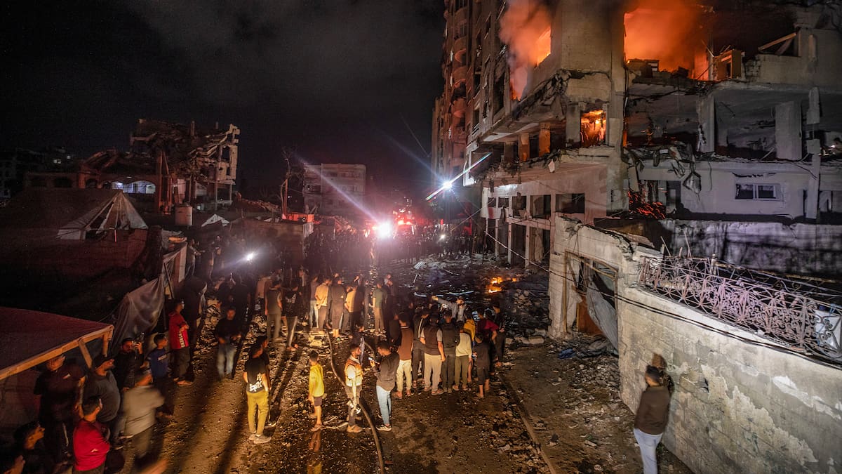 VIDEO Israel bombardeó un edificio en Gaza para atacar a un líder de Hamás: hay muertos, heridos y tensión por el alto el fuego