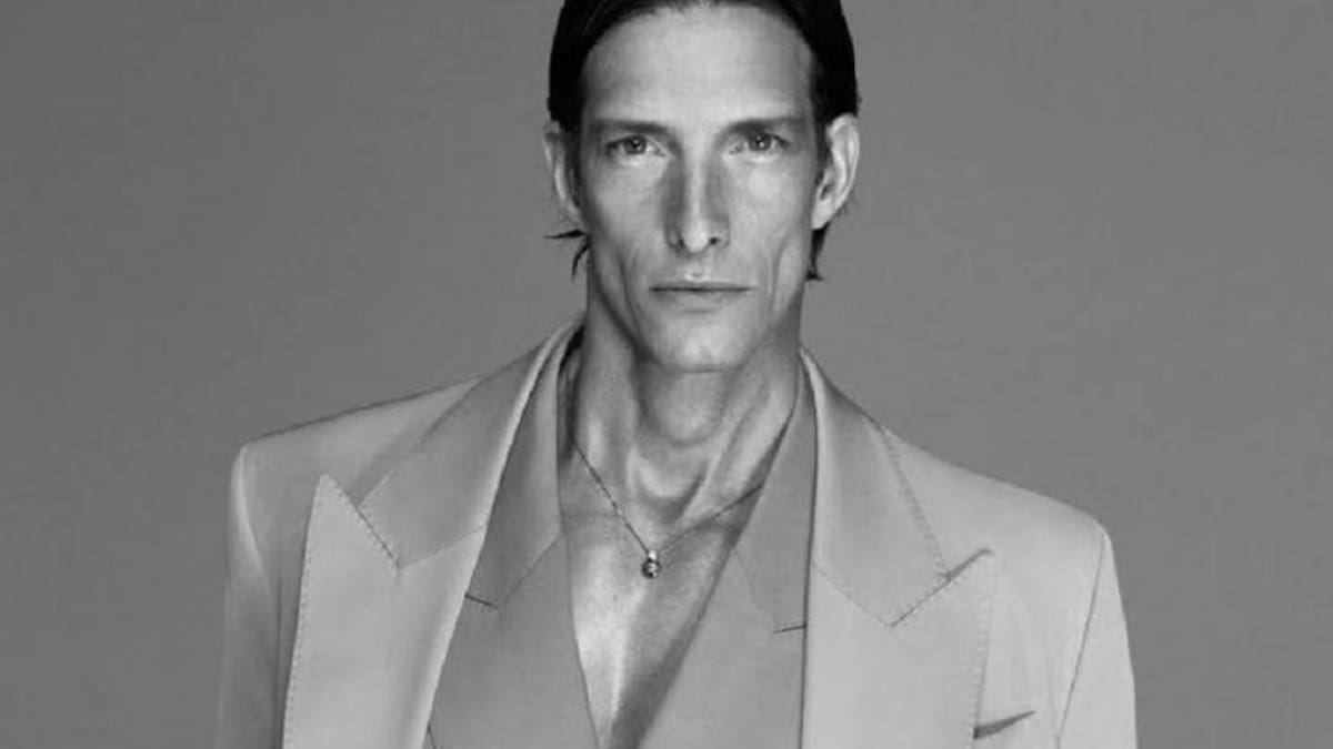 Iván de Pineda es el anfitrión en un desfile de Versace y generó una lluvia de memes