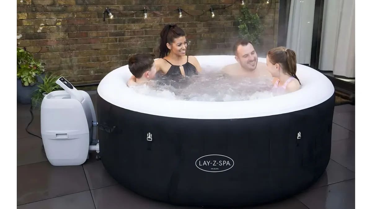 Los jacuzzis inflable son una opción ideal para espacios reducidos.
