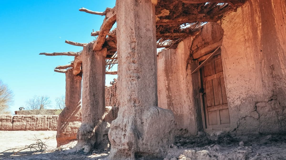 Llegó a un pueblito que alguna vez tuvo 5.000 habitantes y solo queda esto: casas abandonadas, 140 vecinos y el último molino de La Rioja