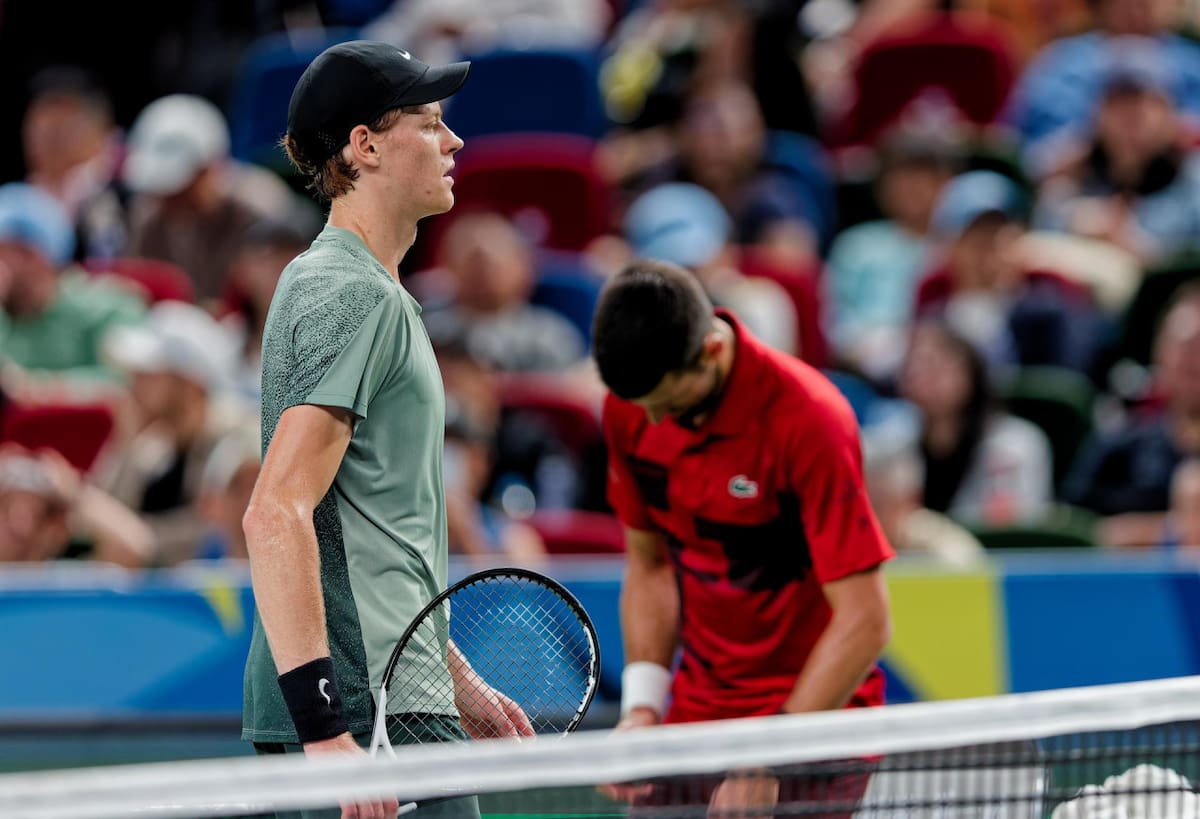 Jannik Sinner de Italia (i) reacciona durante su partido final masculino de individuales contra Novak Djokovic de Serbia en el torneo de tenis Shanghai Masters en China. Foto:EFE