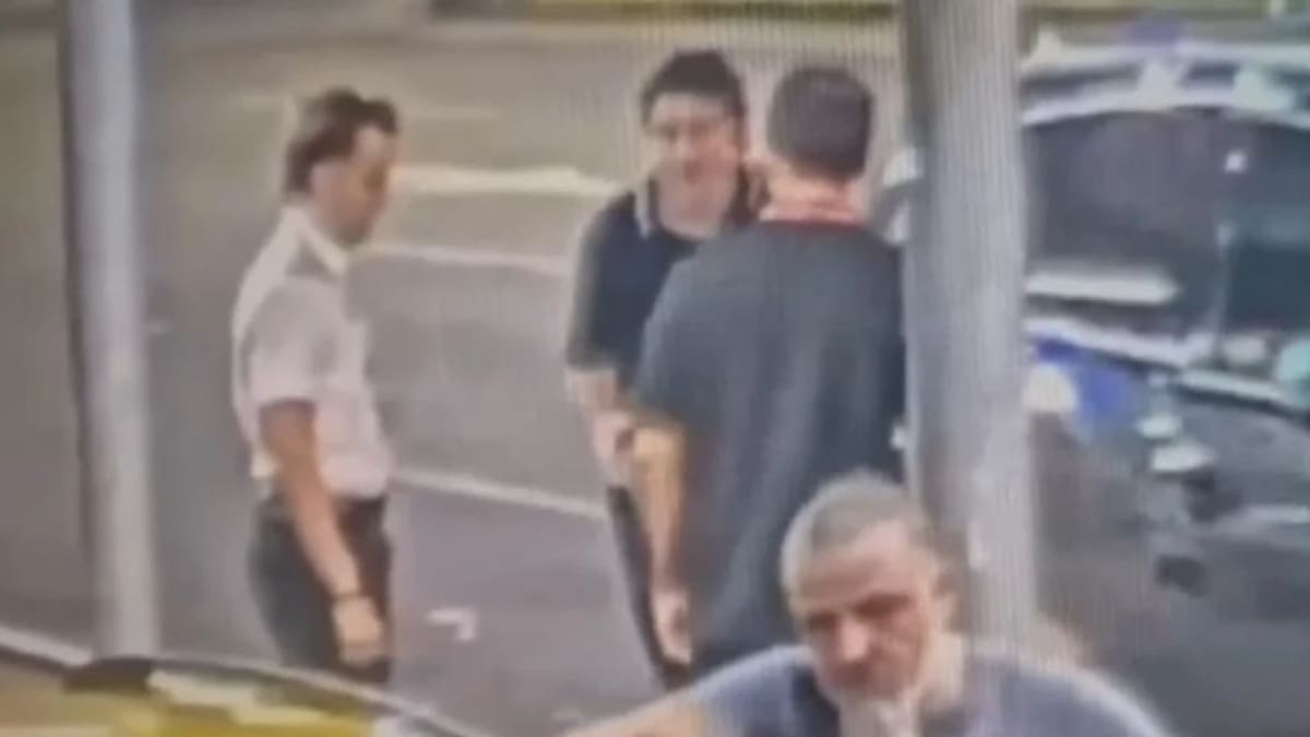 Javier Faroni descarta su celular en Aeroparque.