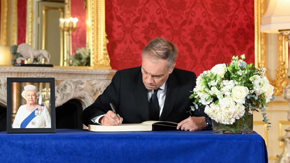 Homenaje del embajador argentino en el Reino Unido a la reina Isabel II