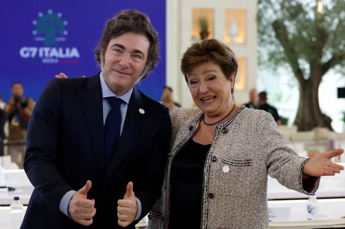 Javier Milei con Kristalina Georgieva, directora del FMI. Foto: Reuters
