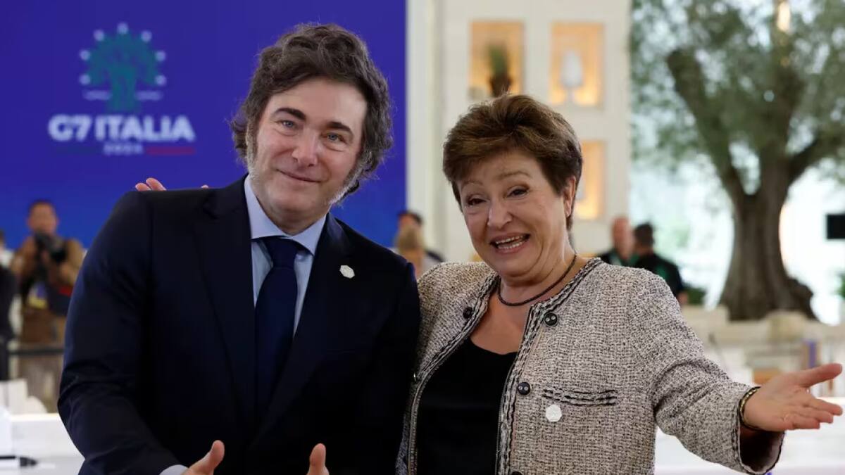 Javier Milei con Kristalina Georgieva, directora del FMI. Foto: Reuters.