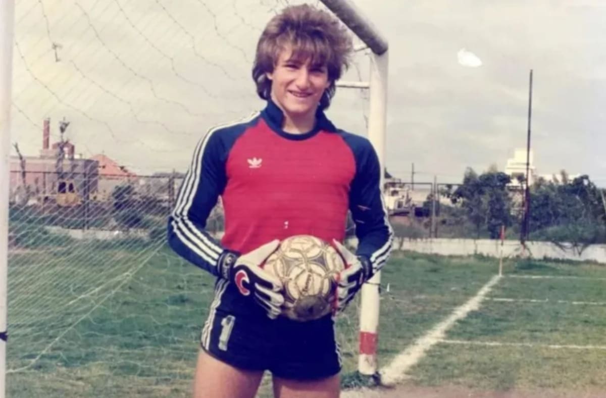 Javier Milei durante su época de arquero en las inferiores de Chacarita Juniors. Foto: Gentileza TNT Sports.