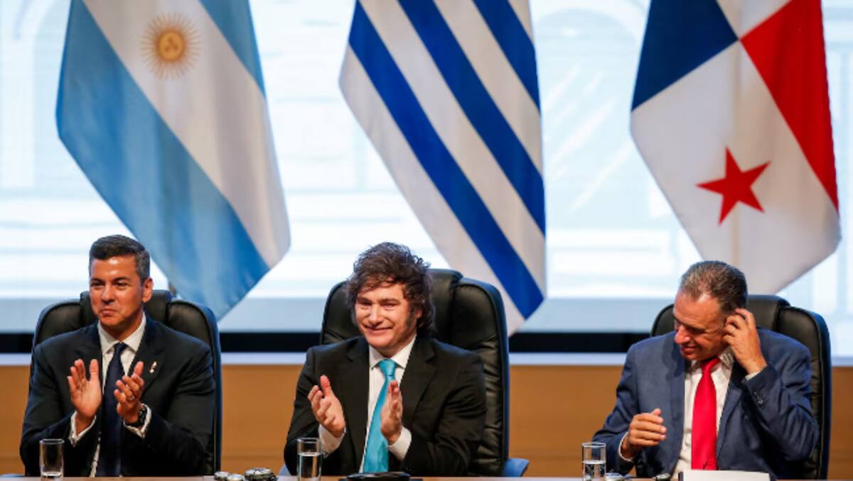 Javier Milei en cumbre junto a líderes latinoamericanos.