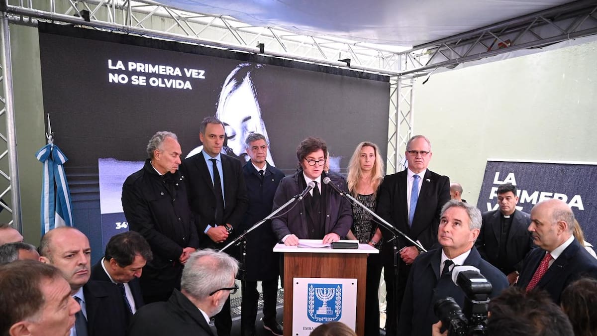 Javier Milei en el acto por el atentado a la embajada de Israel.