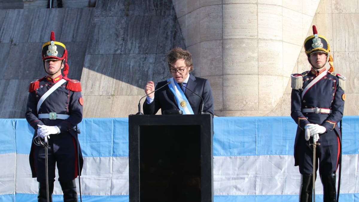 Javier Milei encabeza el acto por el Día de la Bandera en Rosario