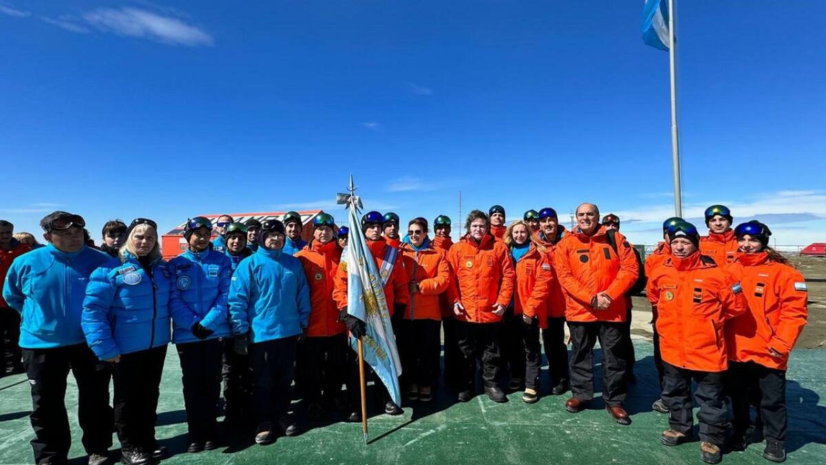 Milei visitó la Base Marambio para lanzar un programa de control de plásticos con energía nuclear en la Antártida
