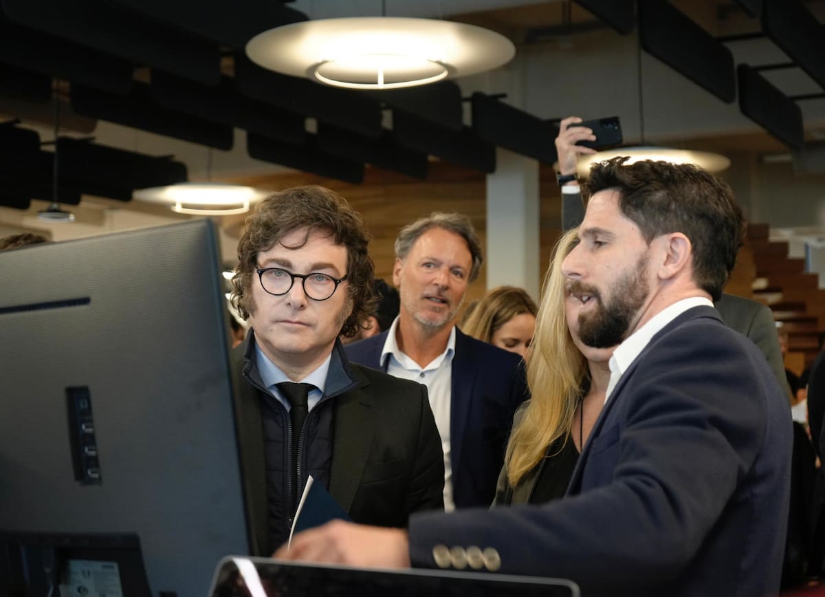 Javier Milei en las oficinas de Mercado Libre junto a Marcos Galperin. Foto: Prensa Presidencia