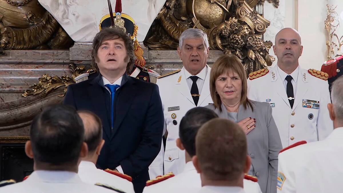 Javier Milei encabezó el ascenso de las Fuerzas de Seguridad en la despedida de Patricia Bullrich como ministra.