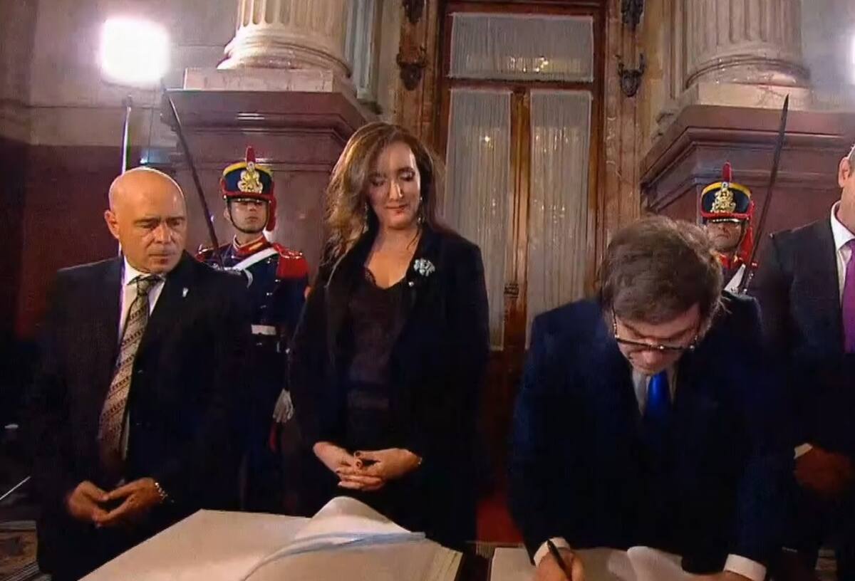 Javier Milei firmando los Libros de Honor en el congreso