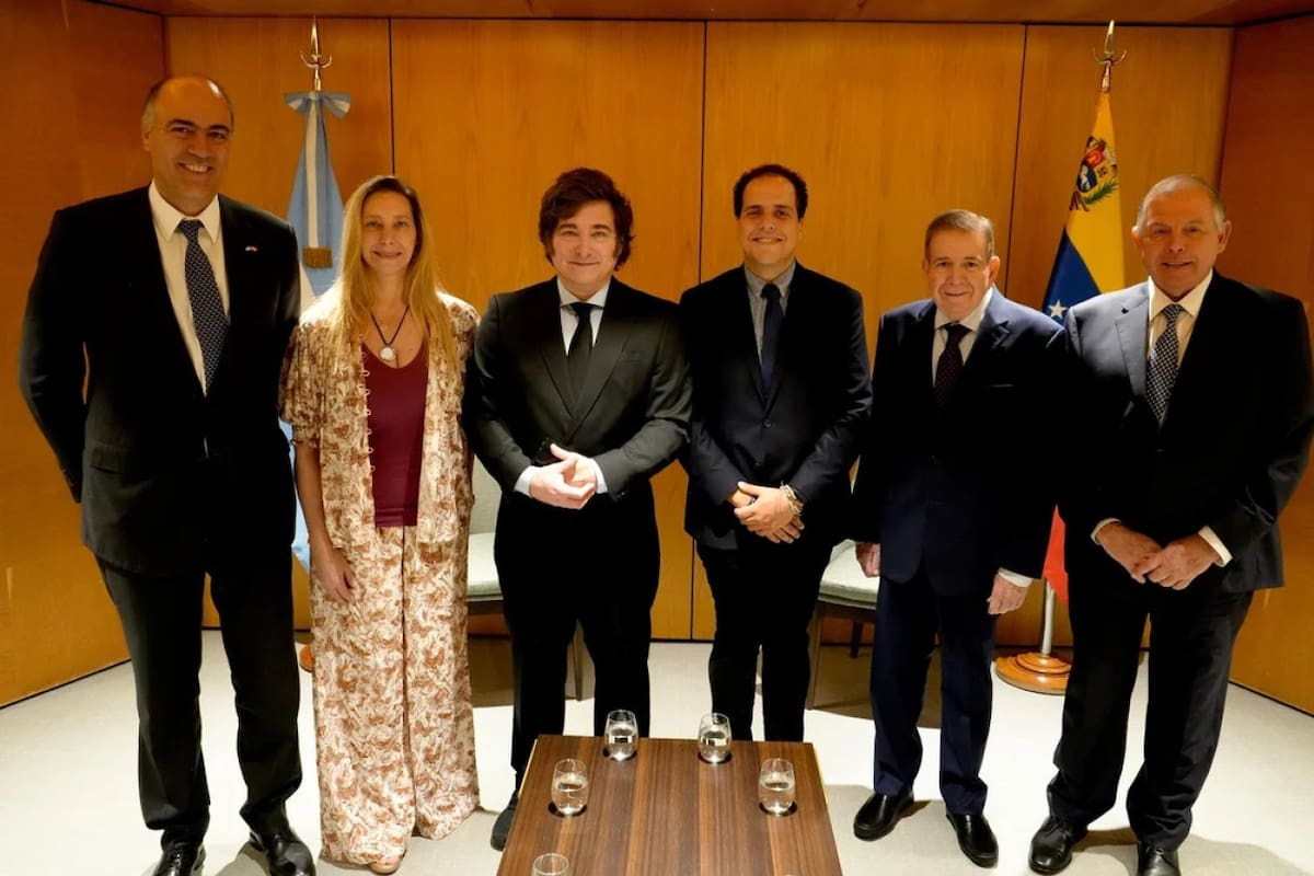 Javier Milei junto a Edmundo González Urrutia. Foto: NA.