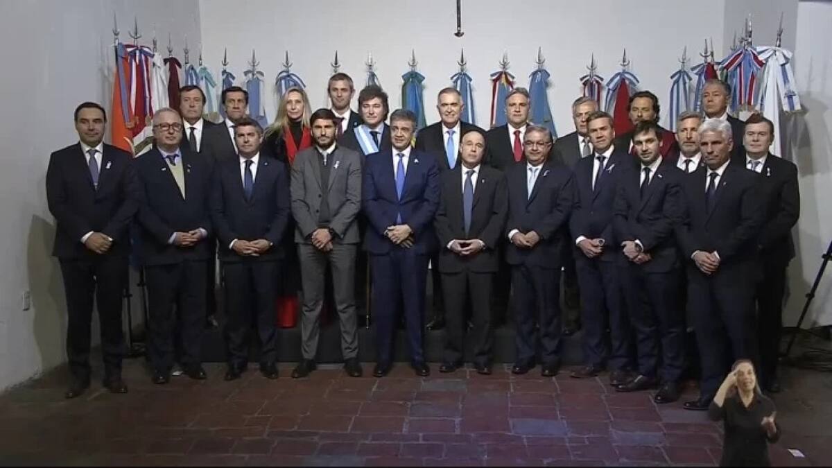 Javier MIlei junto a los gobernadores.