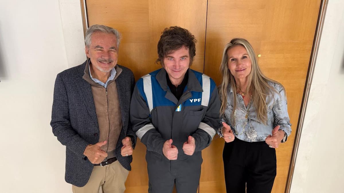 Javier Milei junto al empresario Martín Varsavsky y su esposa, Nina Varsavsky.