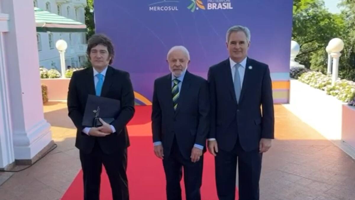Milei llegó a la Cumbre del Mercosur: así fue el saludo y la foto con Lula Da Silva en Brasil