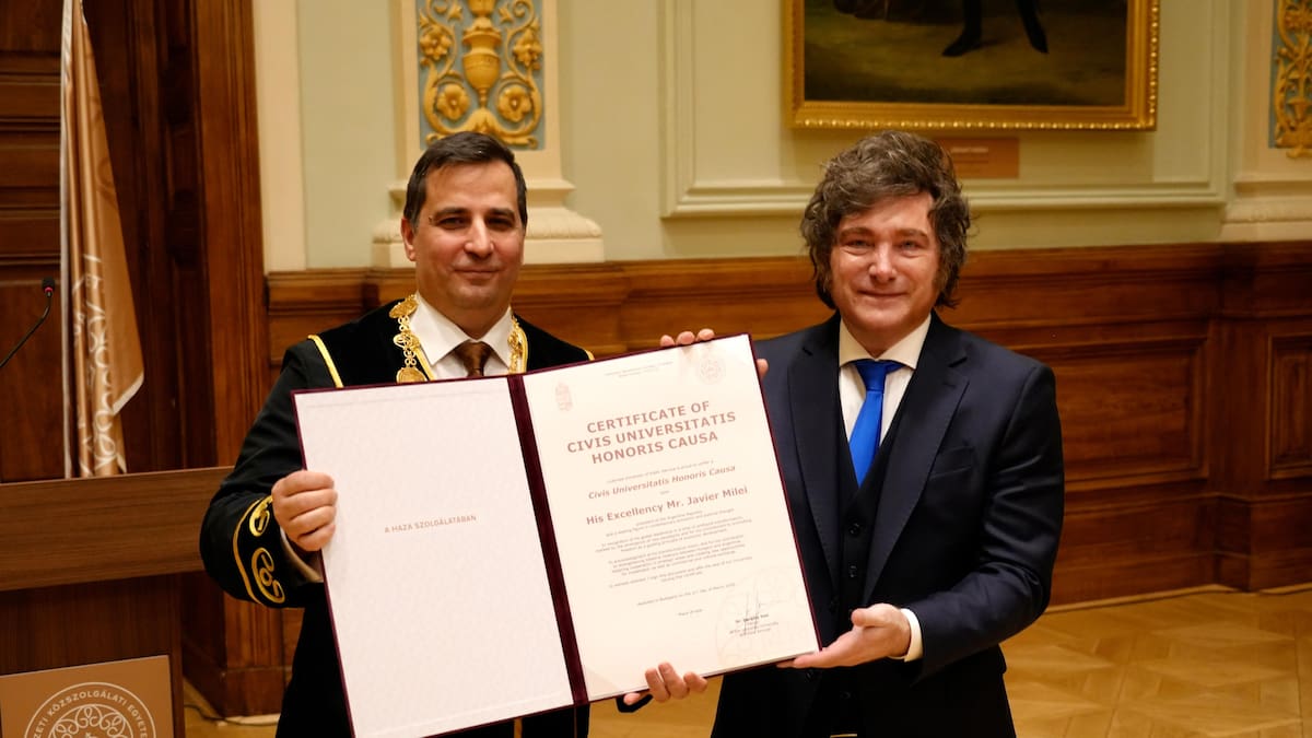 Javier Milei recibió el título “Civis Universitatis Honoris Causa” de la Universidad Ludovika en Hungría
