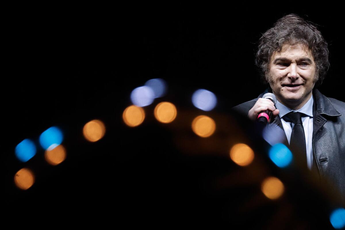Javier Milei, saluda durante el lanzamiento de su libro 'Capitalismo, socialismo y la trampa neoclásica', en el estadio Luna Park. EFE