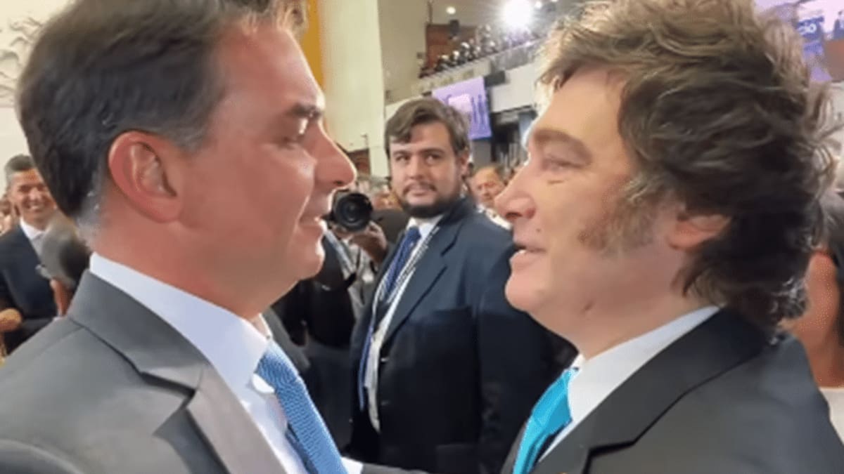 Milei y Flávio Bolsonaro, juntos en Argentina: la reunión clave en la antesala de las elecciones en Brasil