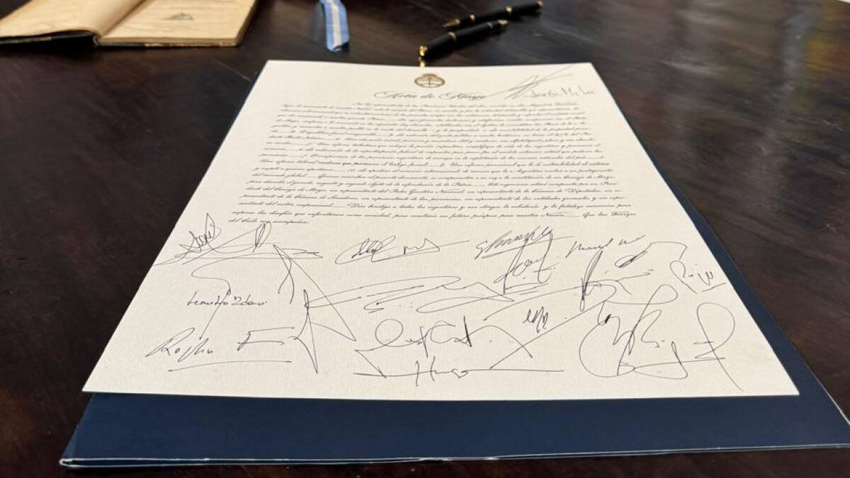 Javier Milei y los gobernadores firmaron el Pacto de Mayo el 9 de julio en Tucumán. Foto: Prensa Presidencia