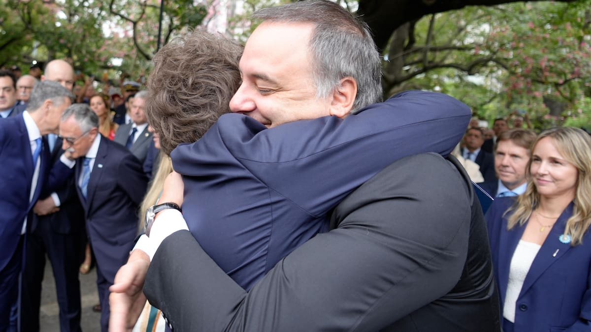 Mientras la escribana de Adorni se presentaba en Comodoro Py, Javier Milei volvió a respaldar a su jefe de Gabinete: “Es maravilloso”