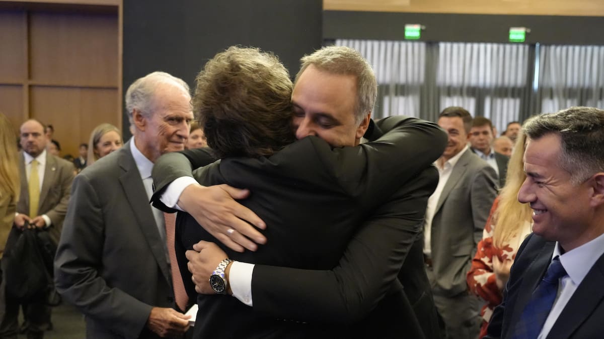 Javier Milei y Manuel Adorni en la Bolsa de Comercio de Córdoba.