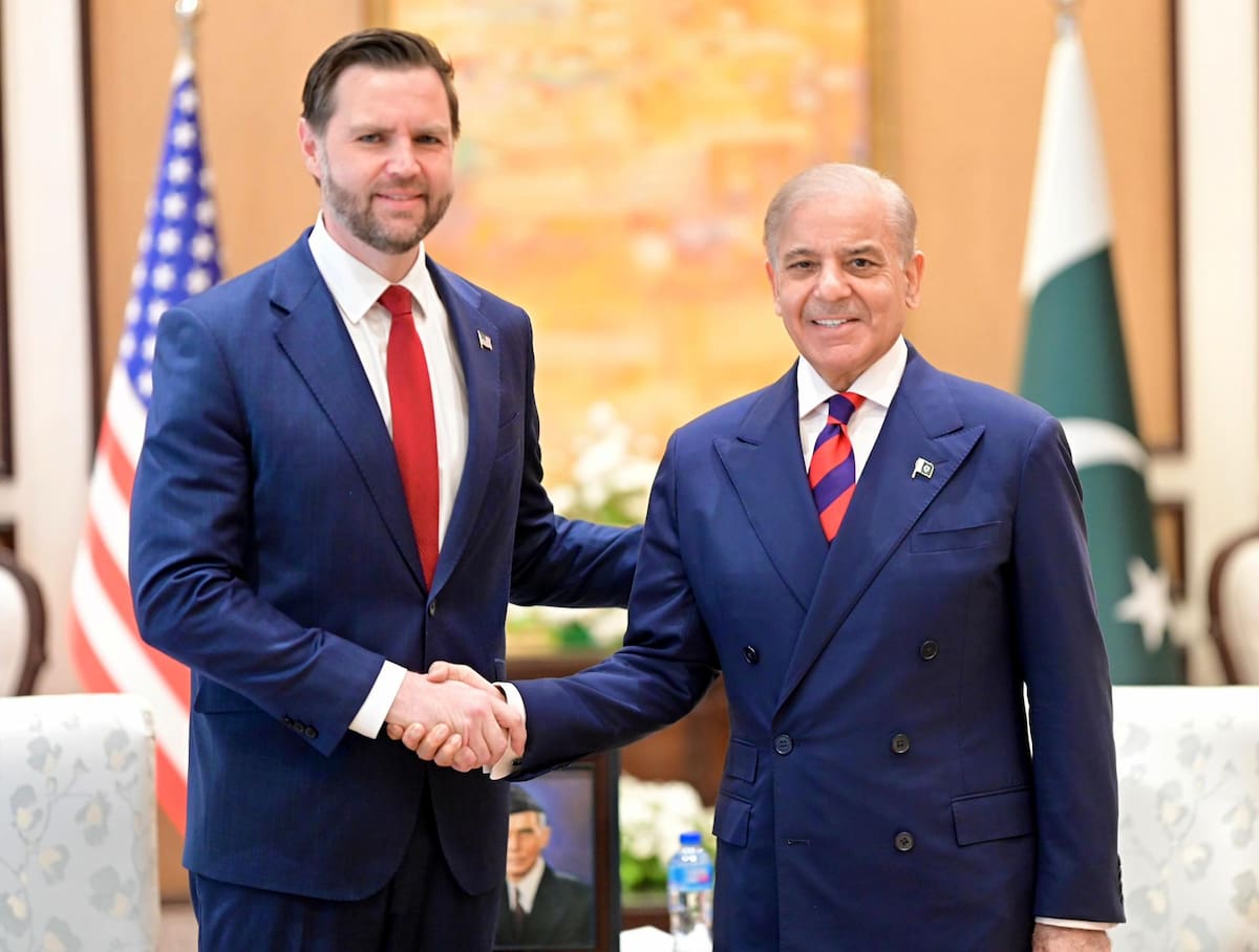 JD Vance junto al Shehbaz Sharif, primer ministro de Pakistán.