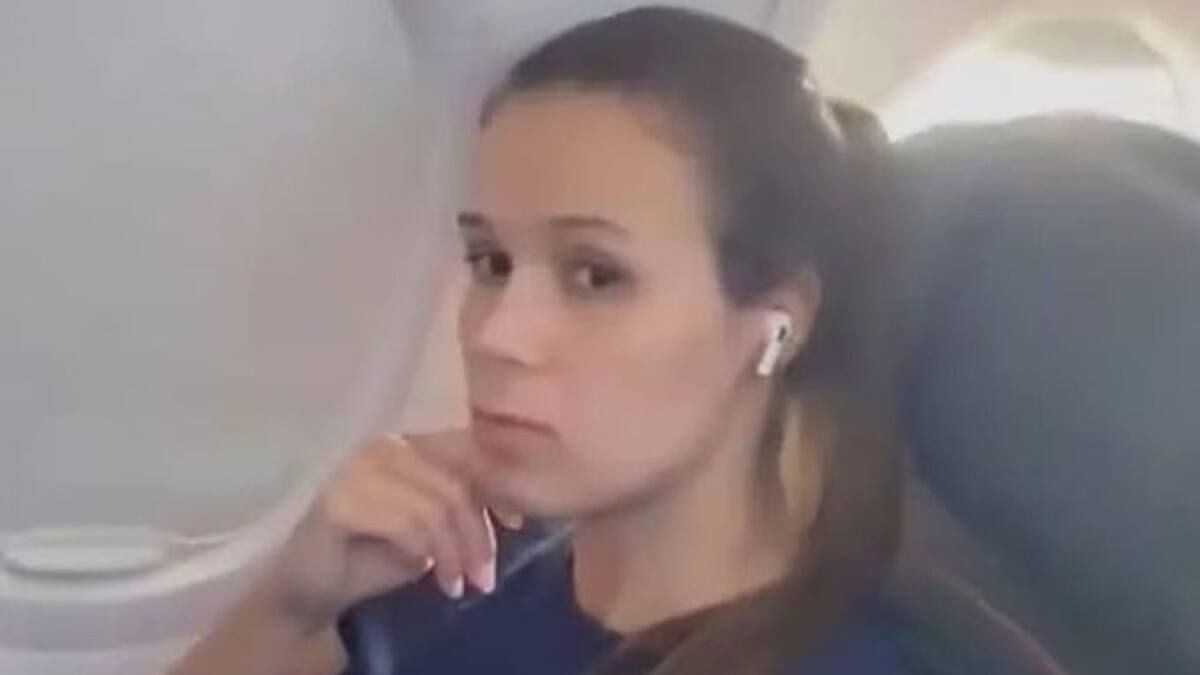Jeniffer Catro, la joven que no le quiso dar el asiento de la ventana a un niño en el avión. Foto captura
