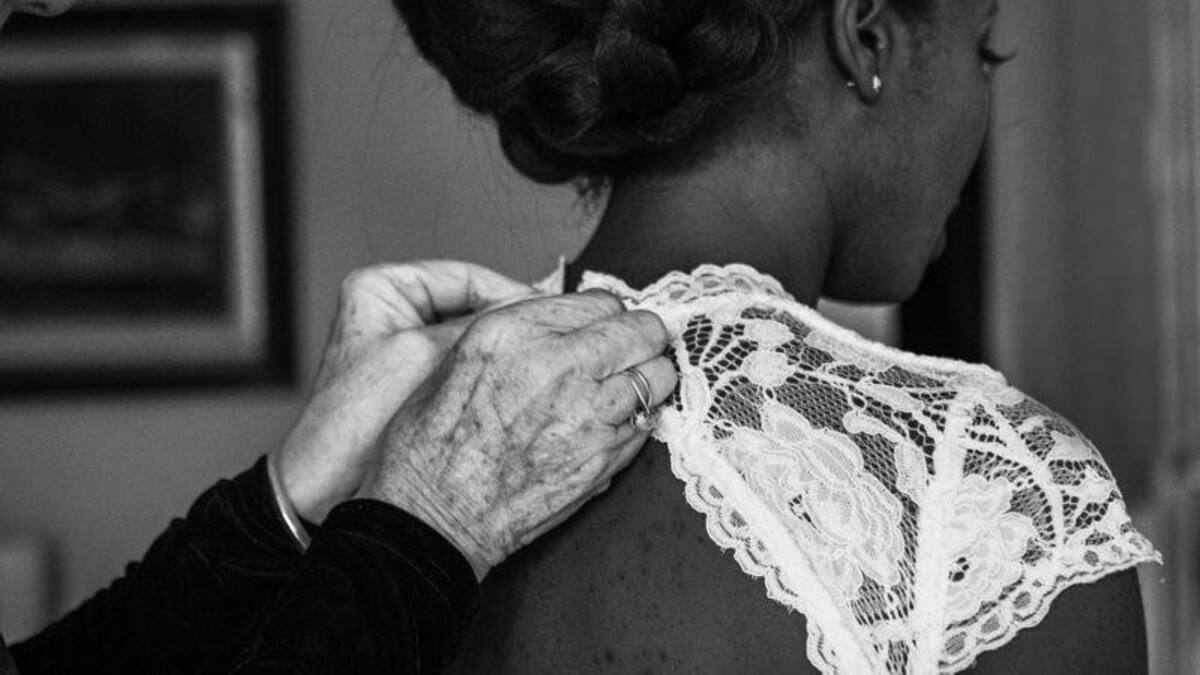 Jewel, después de escapar de una red de trata, en el día de su boda.