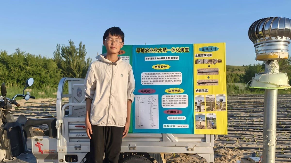 Tiene 14 años y creó un sistema para fabricar agua en el desierto con botellas de plástico: ganó una medalla de oro