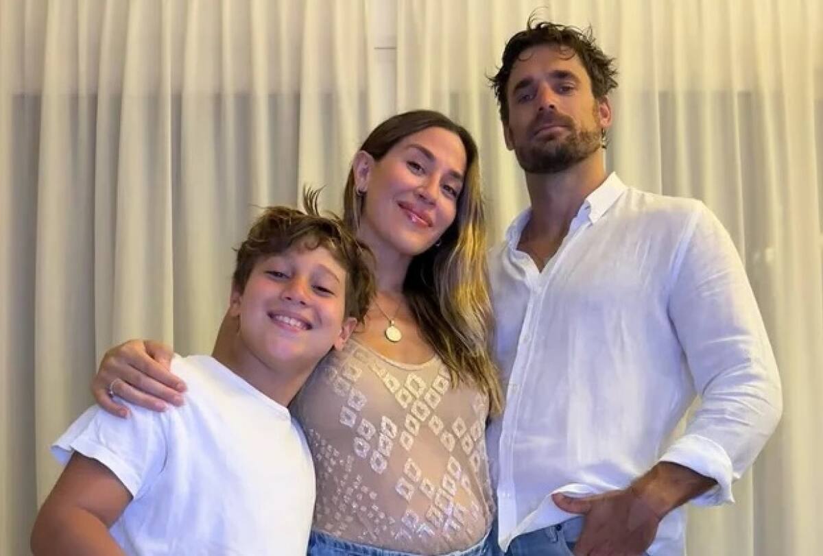 Jimena Barón junto a su hijo y su pareja, Matías Palleiro. Foto: @jmena.
