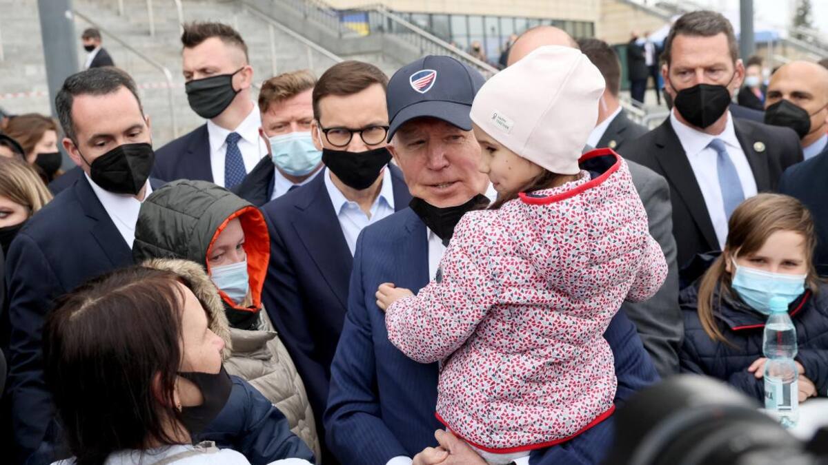 Joe Biden con refugiados ucranianos en Polonia, REUTERS