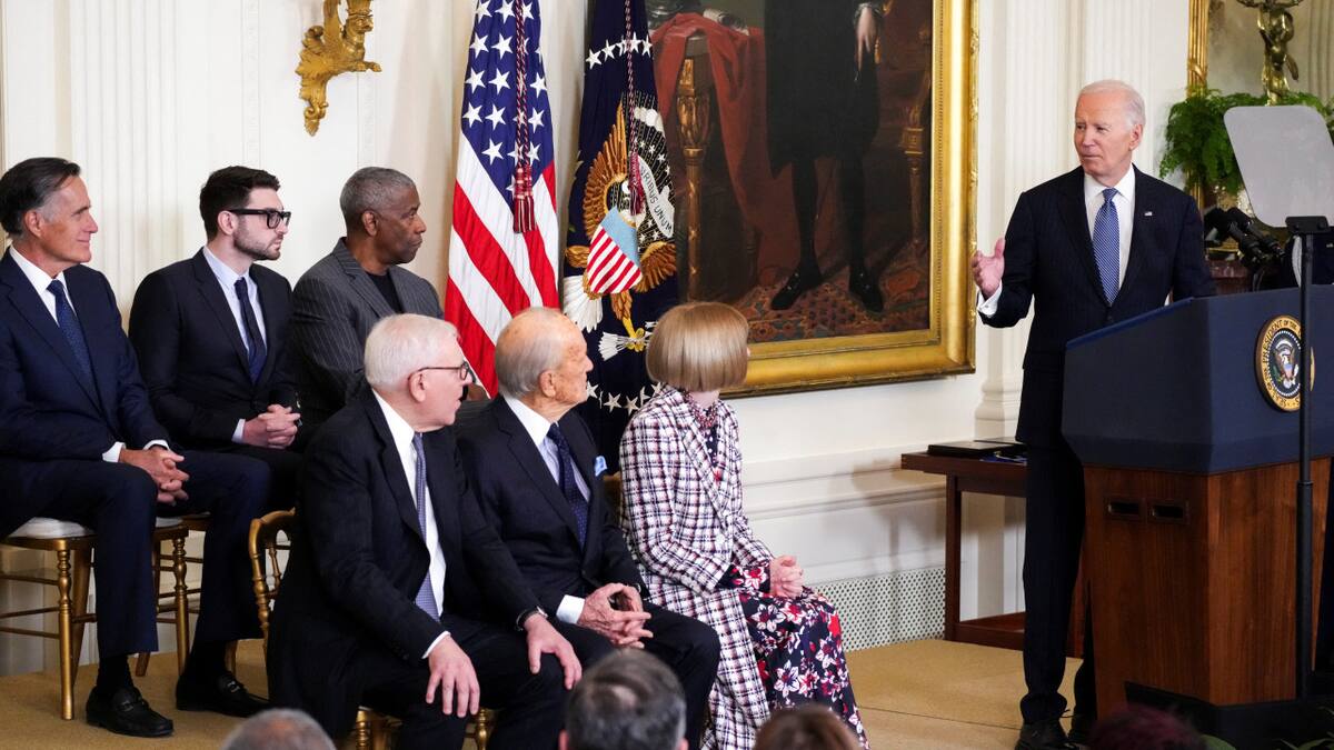 Joe Biden entregando la Medalla Presidencial de la Libertad. Foto: Reuters