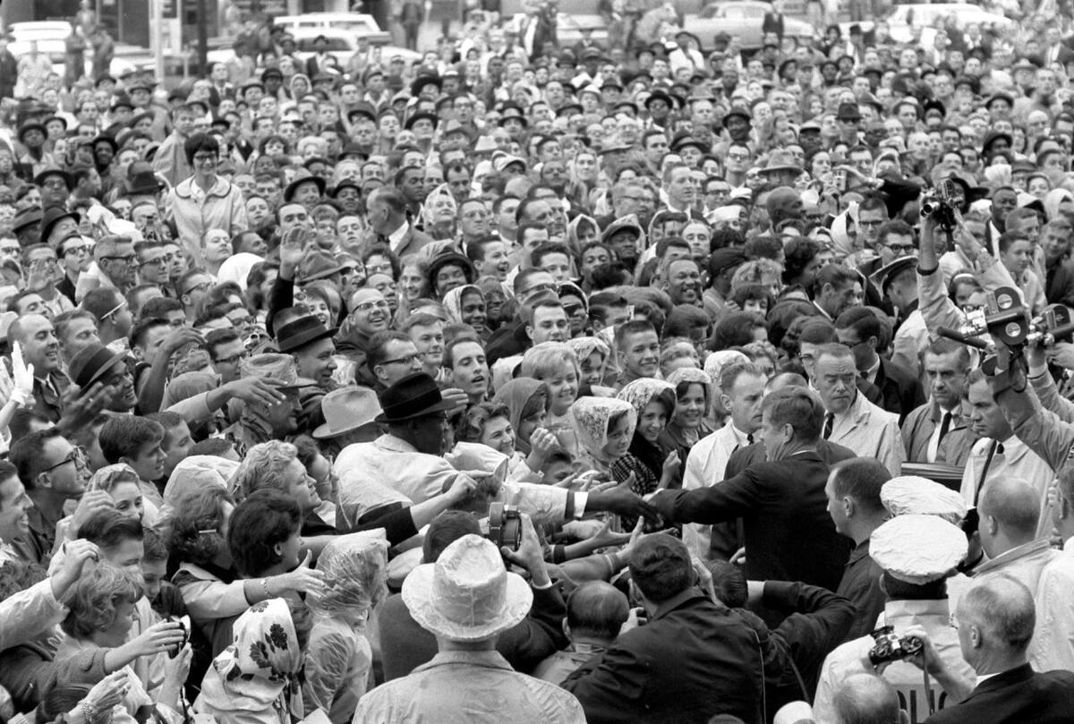 John F. Kennedy donde aparece el mandatario (c-d) mientras saluda a la multitud antes del inicio de un mitin, el 22 de noviembre de 1963 en el estacionamiento del Hotel Texas en Fort Worth, Texas (EE.UU). EFE