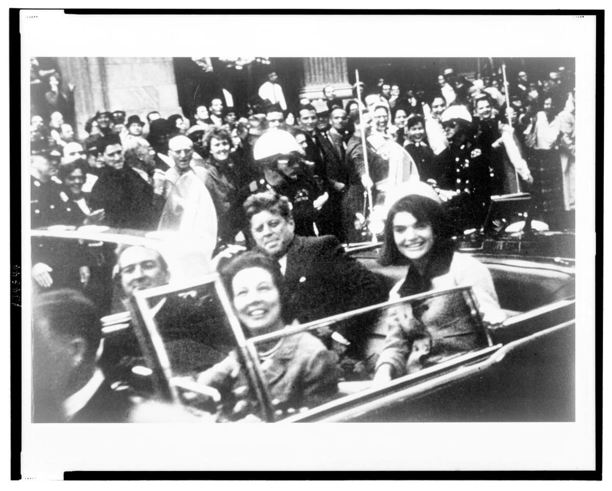 John Kennedy saluda a la multitud antes del inicio de un mitin, el 22 de noviembre de 1963 en el estacionamiento del Hotel Texas en Fort Worth, Texas (EE.UU). EFE