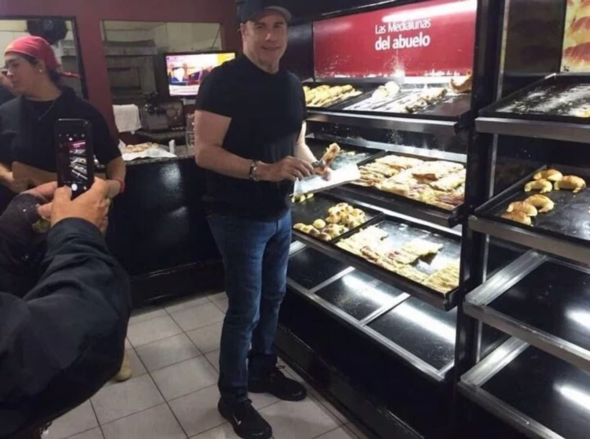 John Travolta se hizo viral por comprar medialunas en Argentina en 2016. Fuente: X