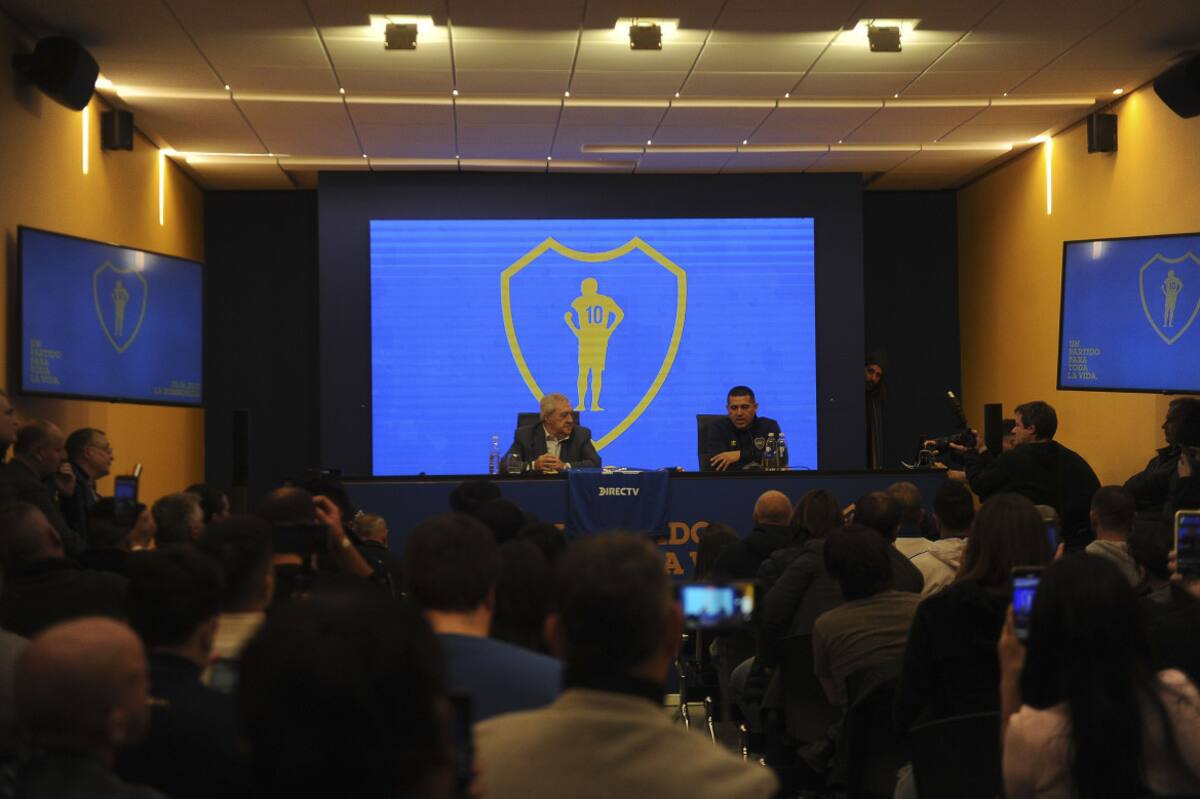 Jorge Ameal y Juan Román Riquelme. Fotos: Télam