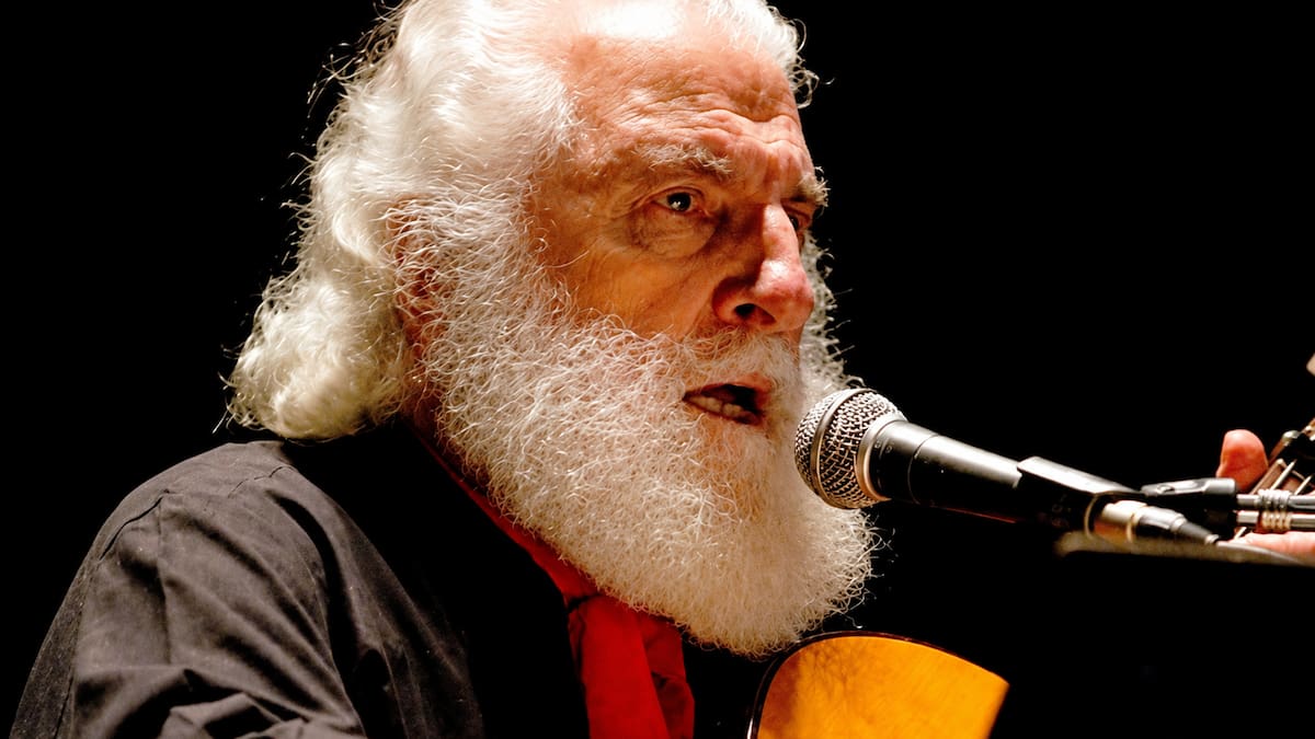 Fue peón rural, conoció a Jorge Cafrune en un asado y vendió 30.000 discos en un mes: José Larralde, el cantor de folklore que hoy cumple 89 años