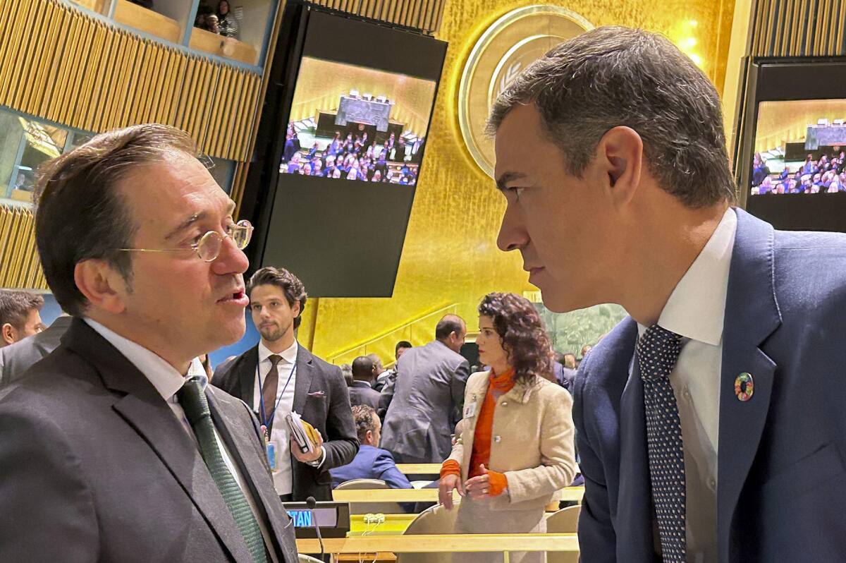 José Manuel Albares, ministro de Asuntos Exteriores de España, junto a Pedro Sánchez. Foto: EFE.
