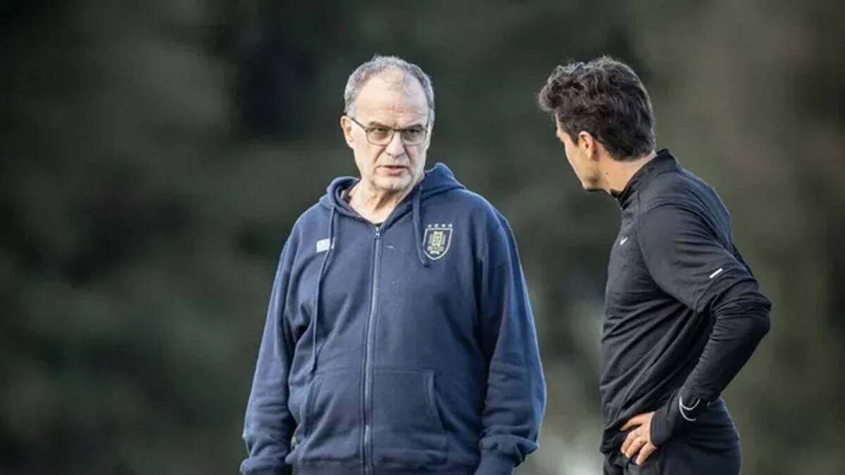 José María Giménez y Marcelo Bielsa. Foto: NA.