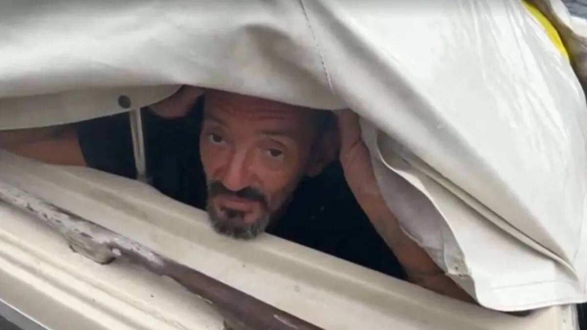 Joseph Malinowsky, el hombre que se hizo viral por quedarse en su bote durante el huracán Milton. Foto: Captura.