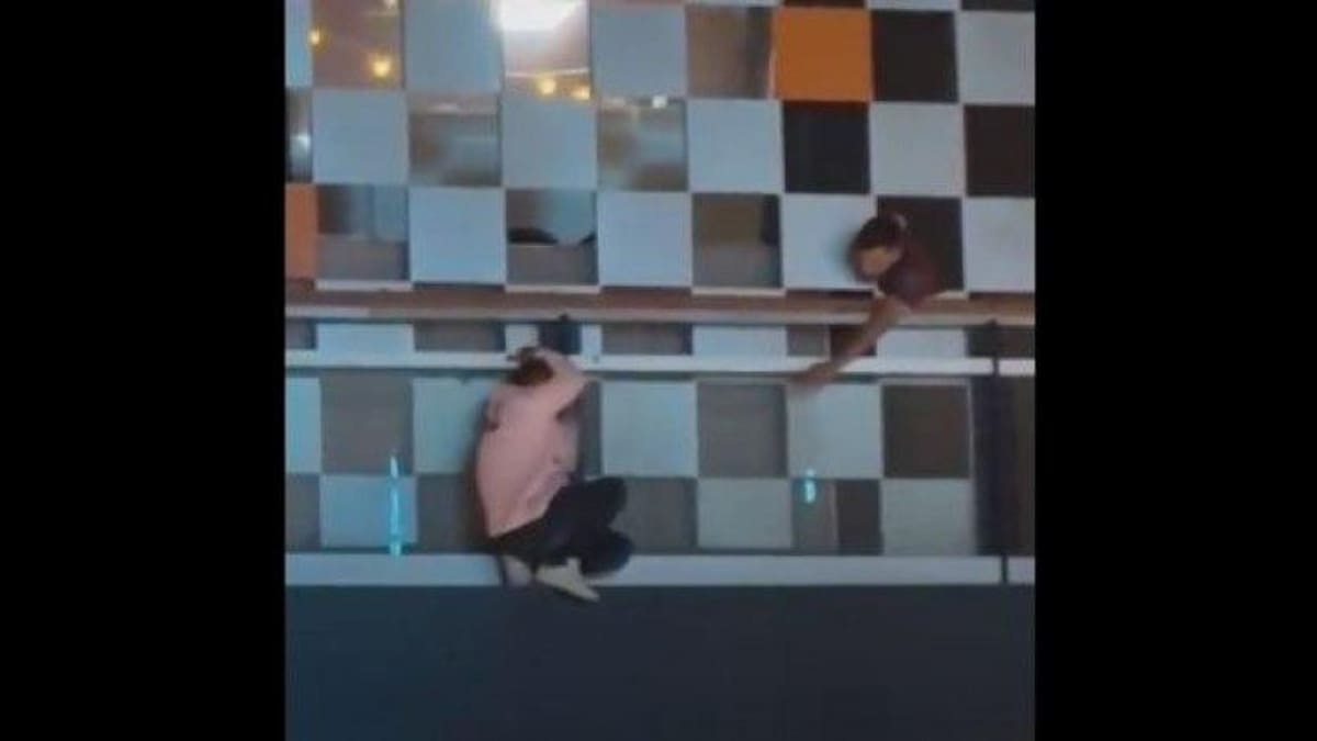 Tenso momento en el shopping Abasto: un joven se quiso tirar al vacío desde el tercer piso