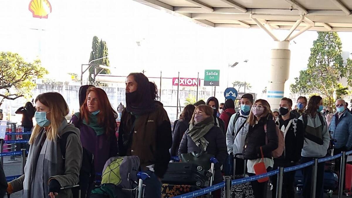 Jóvenes en el aeropuerto de Ezeiza.